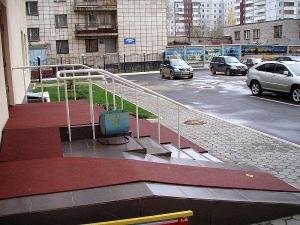 Противоскользящее покрытие для ступеней и лестницы  Автодорога Екатеринбург-Челябинск 04.jpg